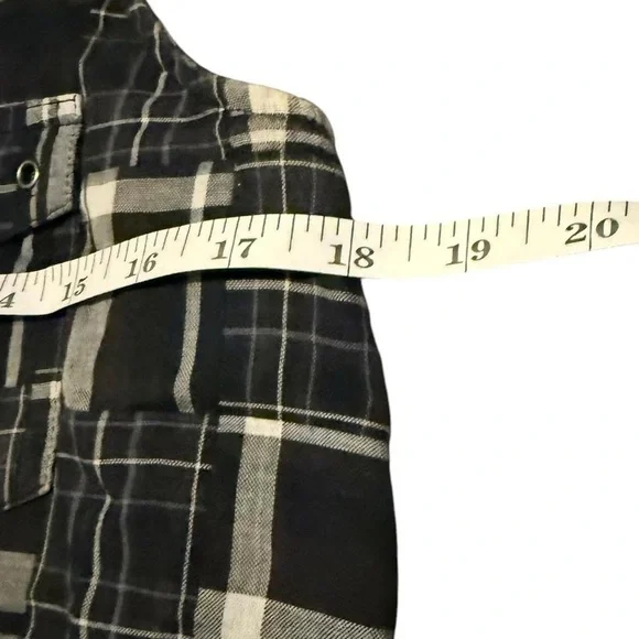 Chic Black and White Plaid Sleeveless Top - Picture 3 of 4